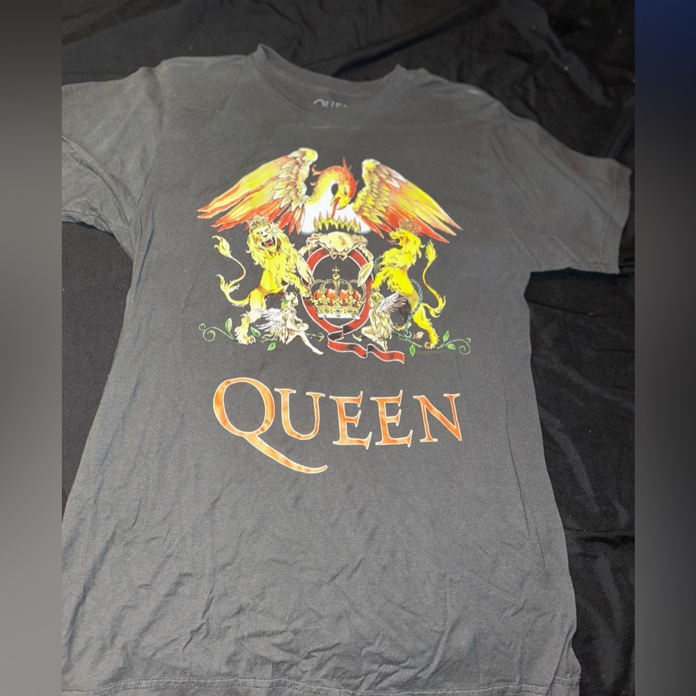 Queen shirt size medium